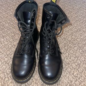 Dr. Martens Women’s 1460 Smooth Leather Lace Up Boots size 8!